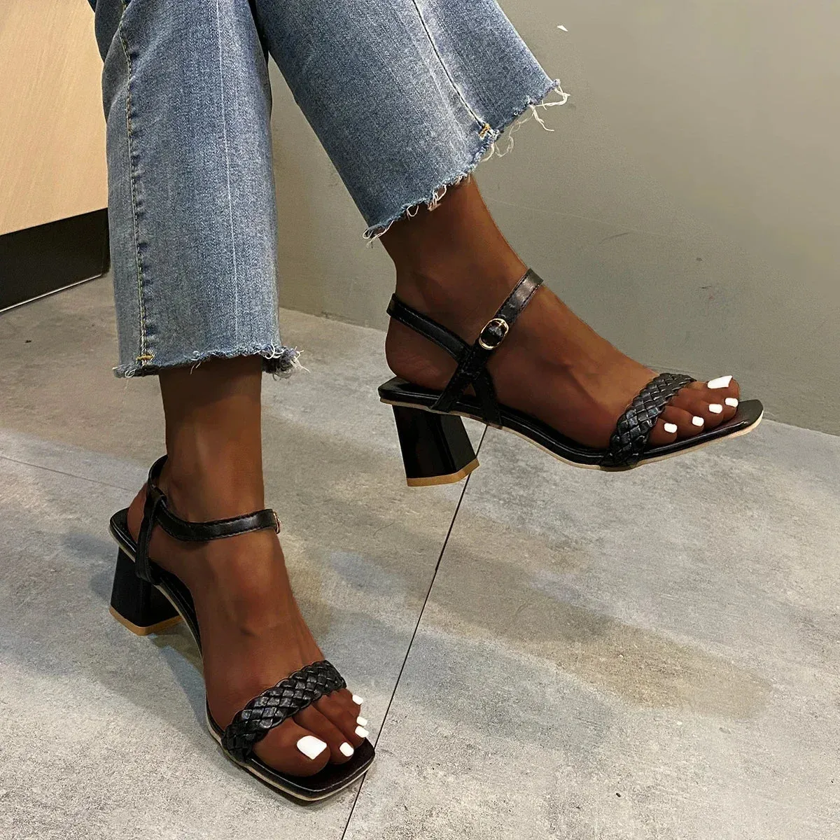 Comfortable and Trendy Women's Heeled Sandal