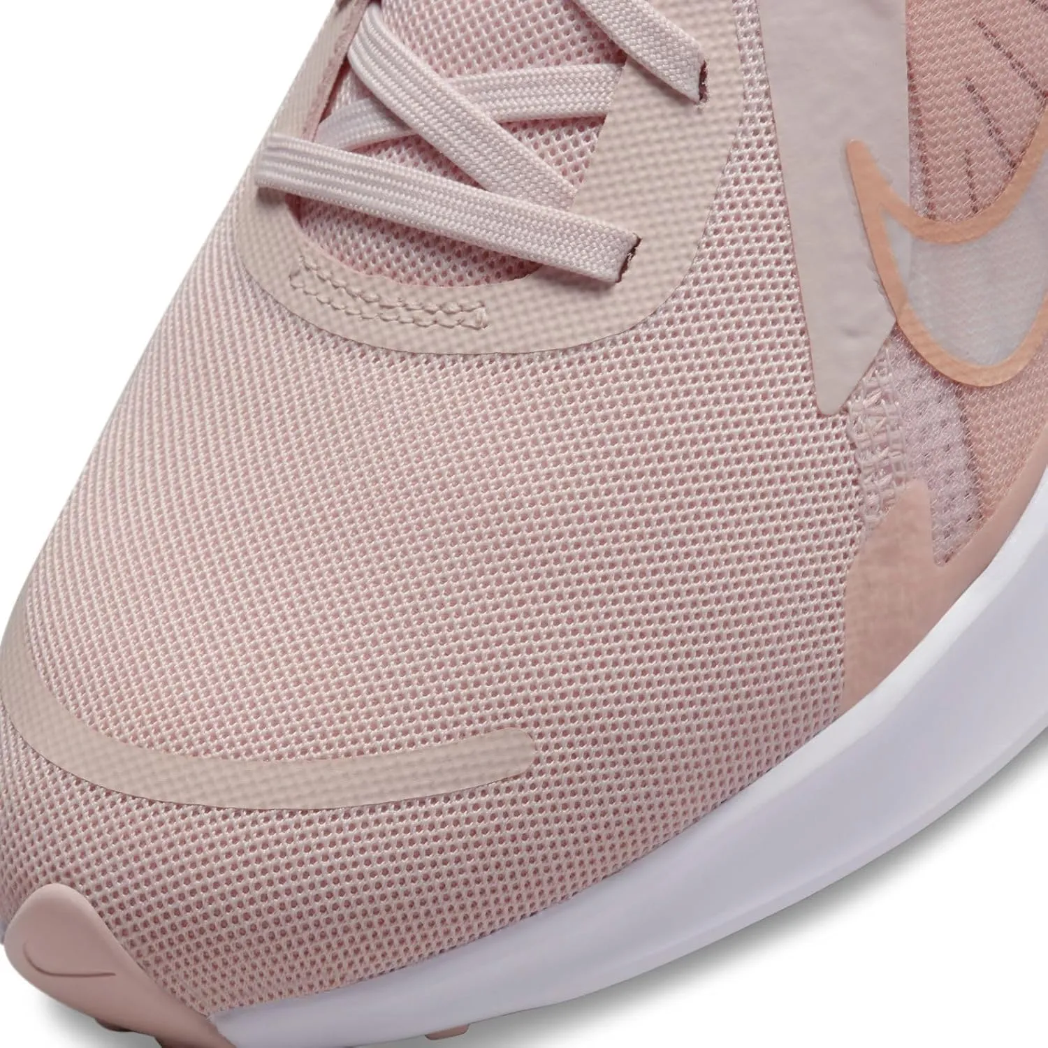 NIKE Women's Quest Sneaker