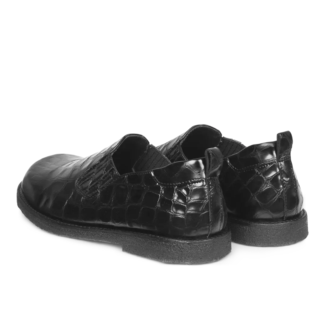 Shoe with elastic