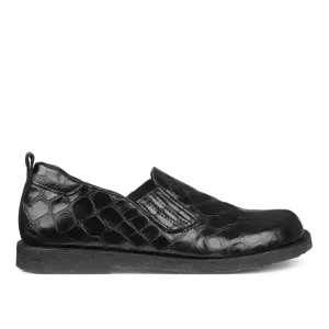 Shoe with elastic