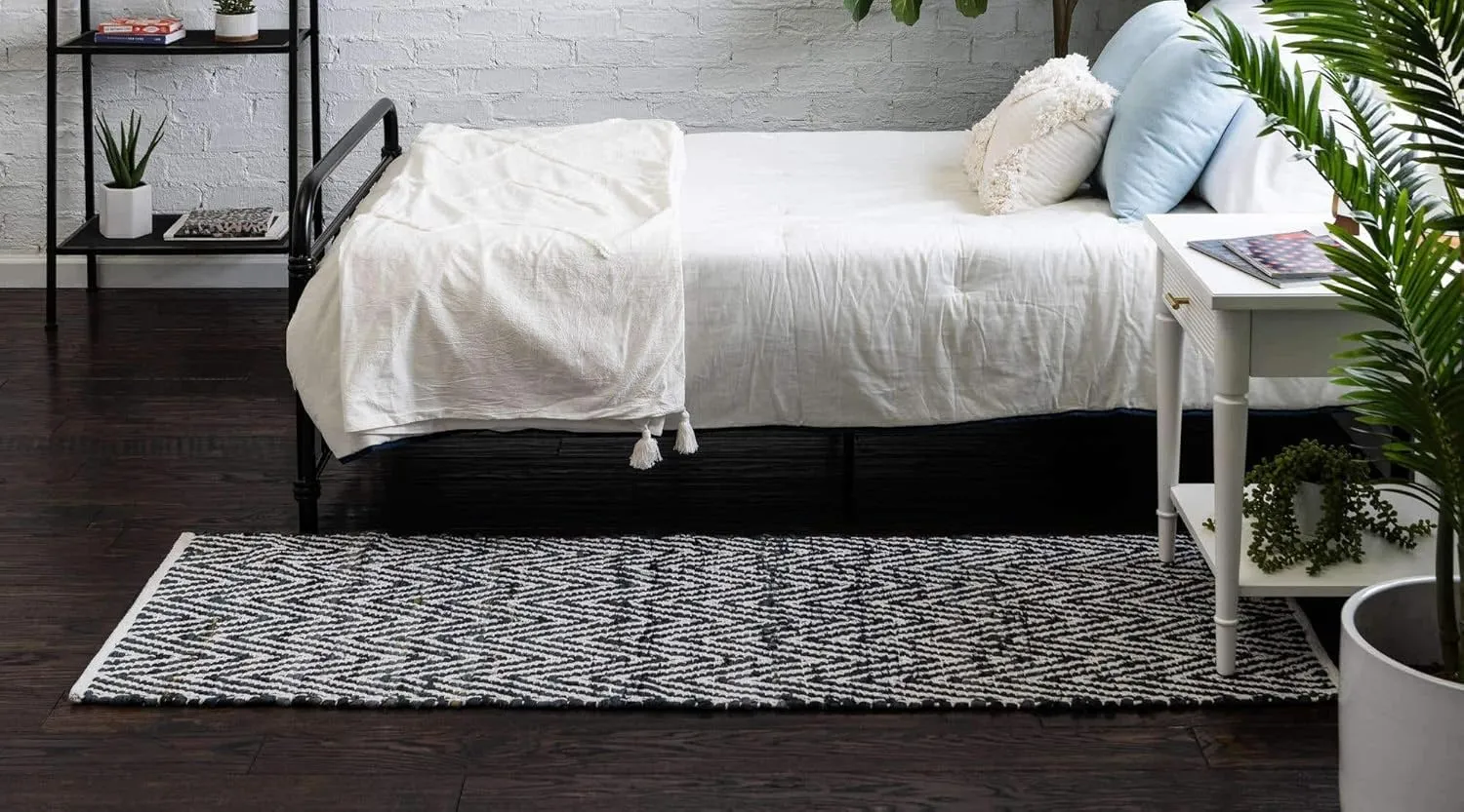 Unique Loom Chindi Chevron Collection Area Rug - Claire (2' 2" x 6' 1" Runner, Black and White)