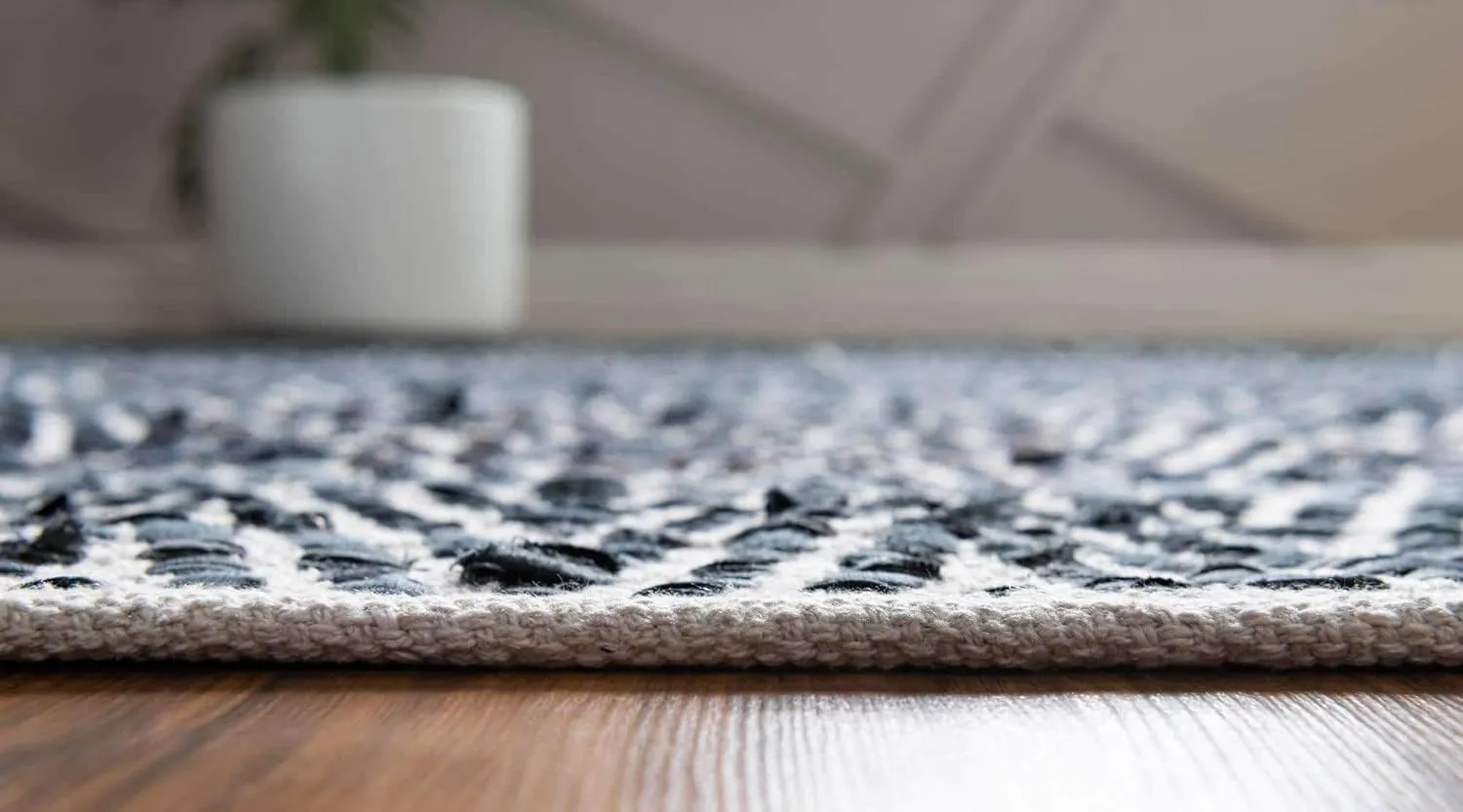 Unique Loom Chindi Chevron Collection Area Rug - Claire (2' 2" x 6' 1" Runner, Black and White)