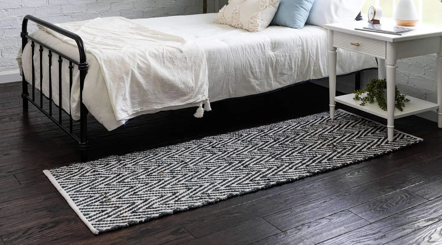 Unique Loom Chindi Chevron Collection Area Rug - Claire (2' 2" x 6' 1" Runner, Black and White)