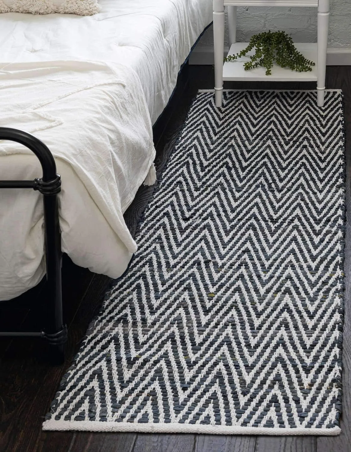 Unique Loom Chindi Chevron Collection Area Rug - Claire (2' 2" x 6' 1" Runner, Black and White)