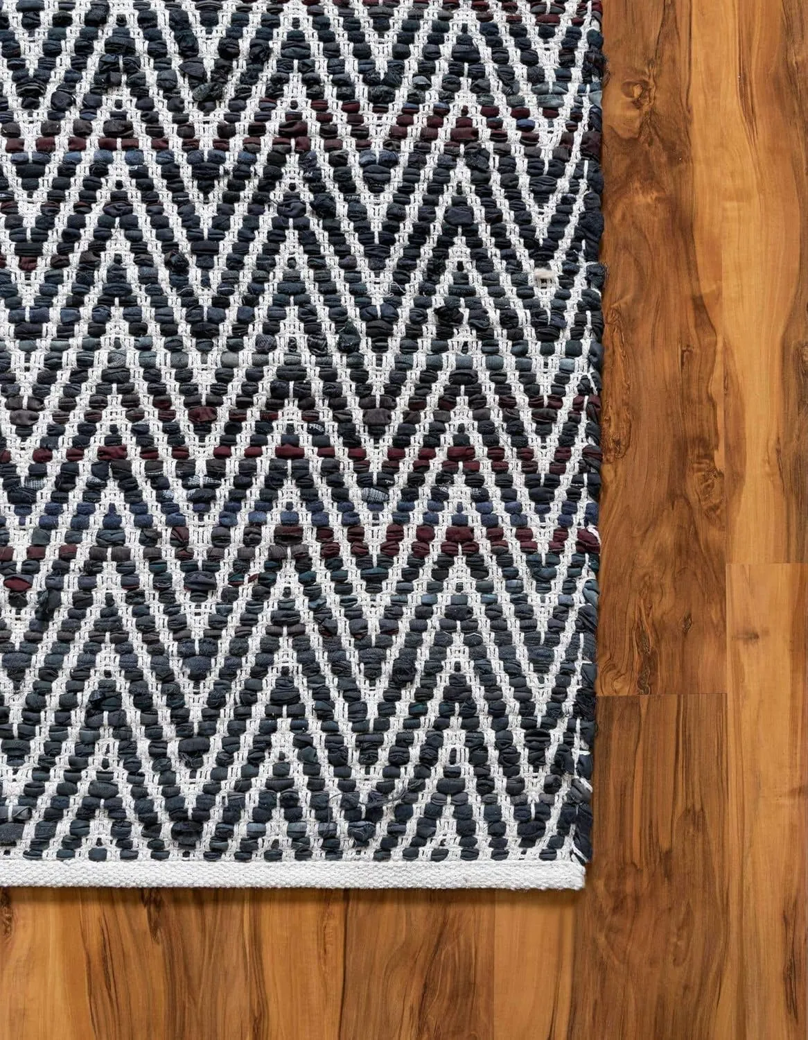 Unique Loom Chindi Chevron Collection Area Rug - Claire (2' 2" x 6' 1" Runner, Black and White)