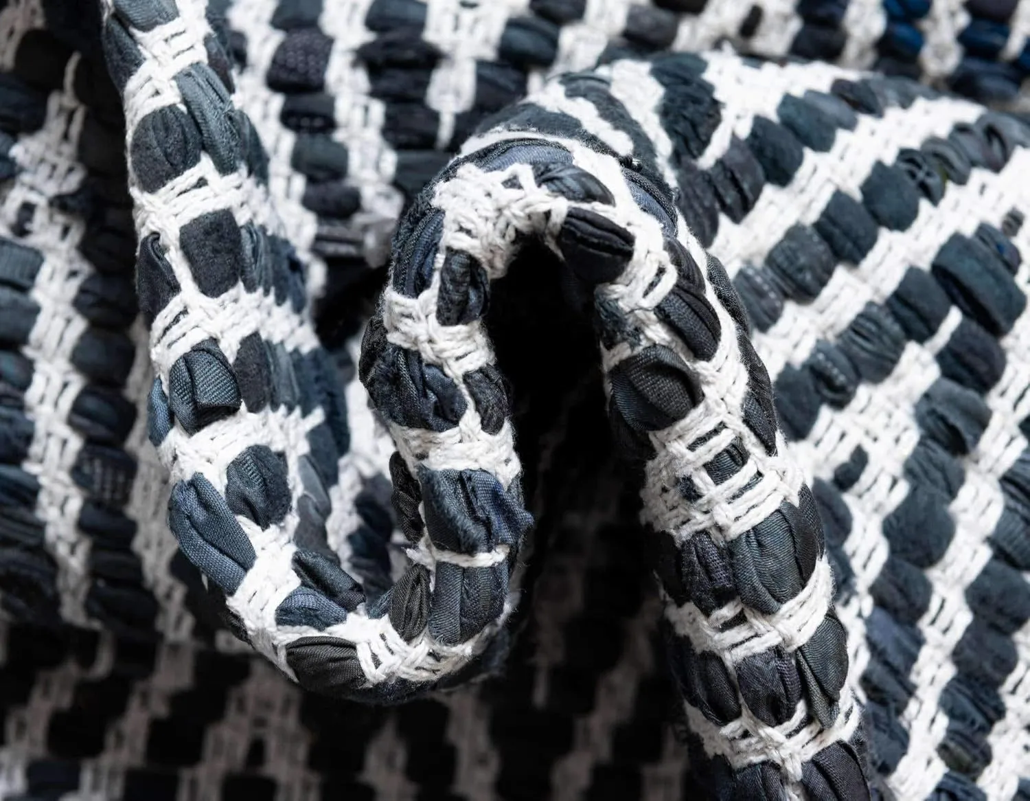 Unique Loom Chindi Chevron Collection Area Rug - Claire (2' 2" x 6' 1" Runner, Black and White)